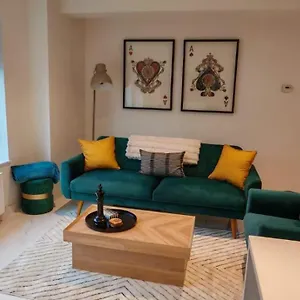  Apartment Luxury Apartment: Centre, Stylish, Modern